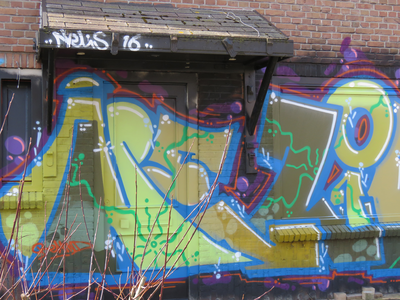 829725 Afbeelding van graffiti met een gestileerde tekst, op de voorgevel van het leegstaande pand Tomaatstraat 27 te ...